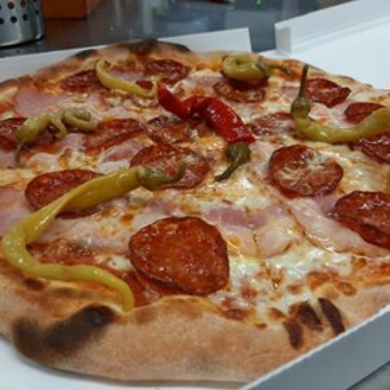 Čertovská pizza od Veverky s chilli, beraními rohy, slaninou a paprikovým salámem