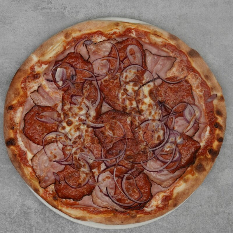 Pizza Anti vegetariana od Veverky se salámem, slaninou a šunkou